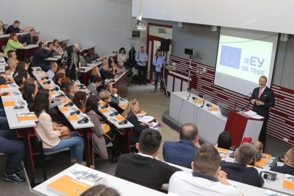 Sem Fabrici, šef delegacije EU u Srbiji, posetio Univerzitet Privredna akademija u Novom Sadu